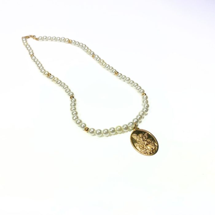 Colar de pérolas com pingente de medalha de São Jorge dourado