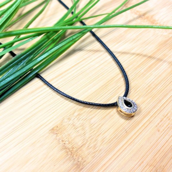 Colar de fio com pingente de gota com pedras - Imagem 2