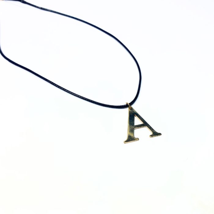 Colar de fio com pingente de letra A dourado