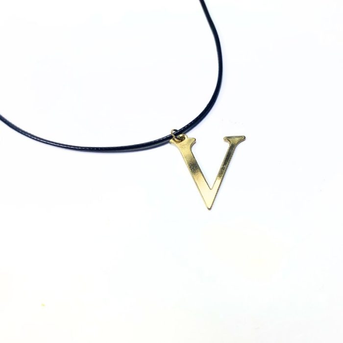 Colar de fio com pingente de letra V dourado