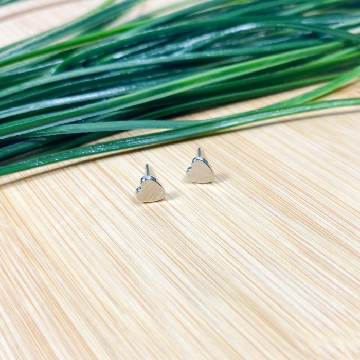 Brinco de coração liso em ródio