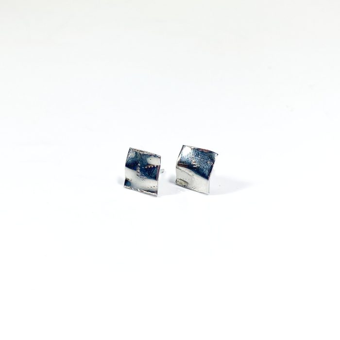 Brinco quadrado martelado em ródio