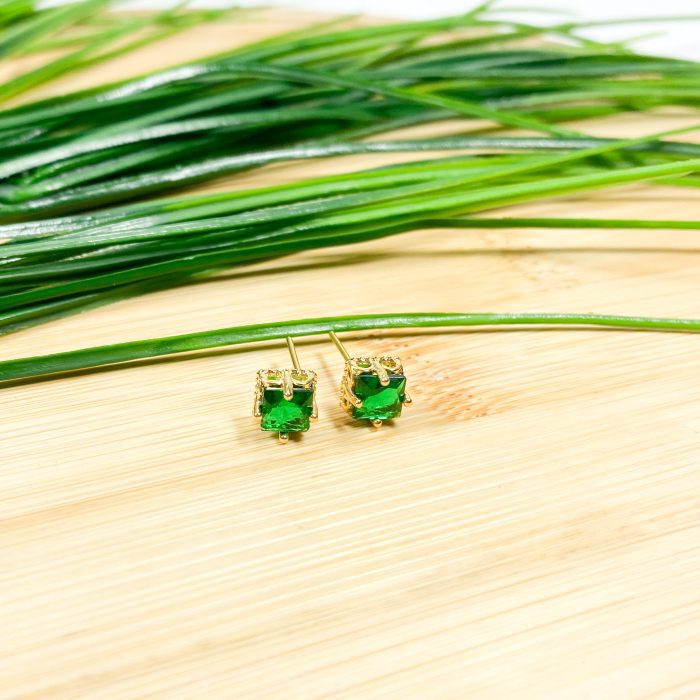 Brinco com pedra verde dourado