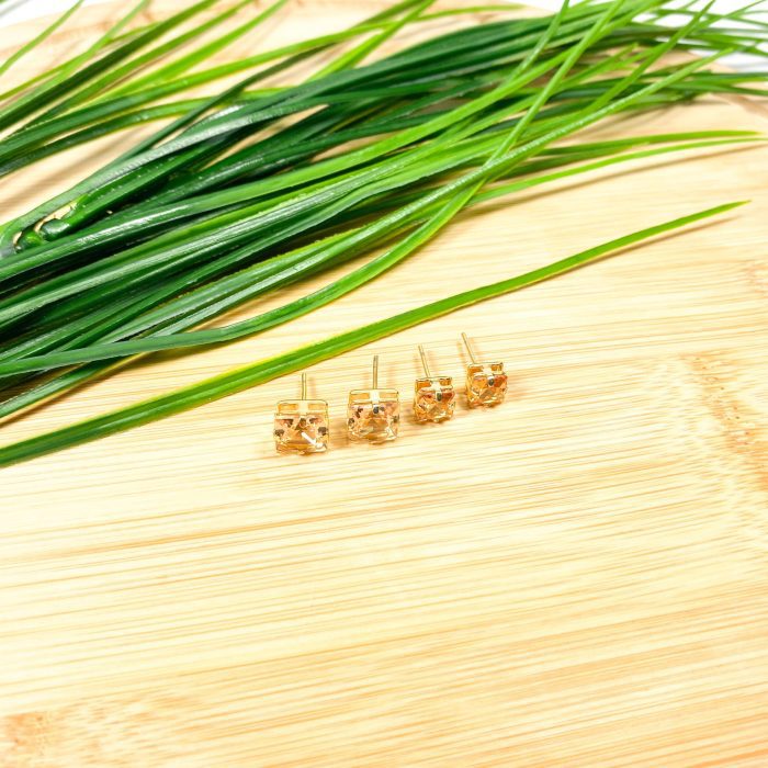 Dupla de brincos com pedras claras em dourado