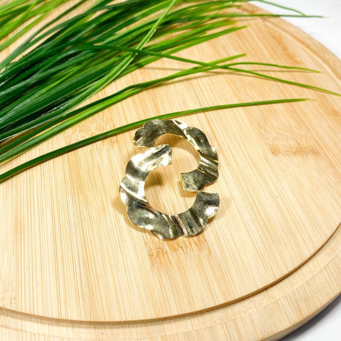 Brinco de meia argola de chapa martelada dourado