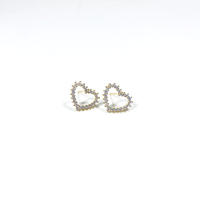 Brinco de coração vazado cravejado de pedras cristais